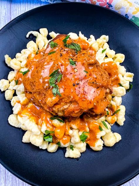 Spaetzle Recipe, Chicken Paprikash, Paprika Sauce, Stew Chicken Recipe, Paprika Chicken, Instant Pot Recipes Chicken, Instant Pot Chicken, Easy Dishes, Recipes Chicken