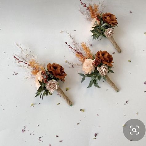 Boutonniere Wedding Rustic, Grooms Outfit, Wedding Must Haves, Rust Colour, Horse Wedding, Wedding Decorating, Boutonniere Wedding, Groom Outfit, Button Holes