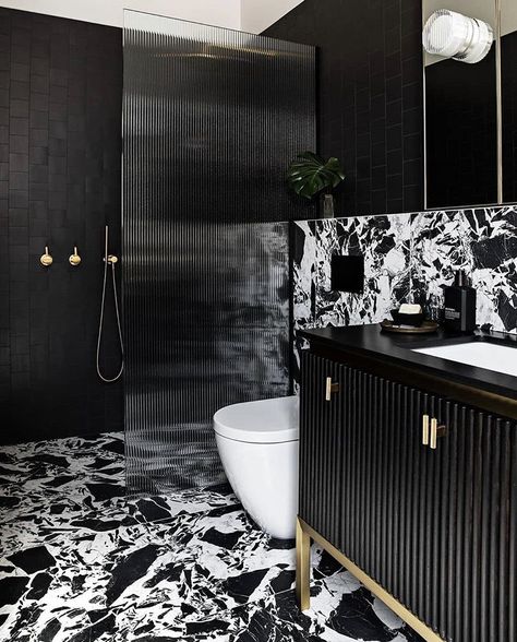 Black And White Marble Bathroom, Beautiful Tile Bathroom, Bold Bathroom, Craftsman Bathroom, White Marble Bathrooms, Washroom Design, Fluted Glass, Black And White Interior, Gorgeous Bathroom