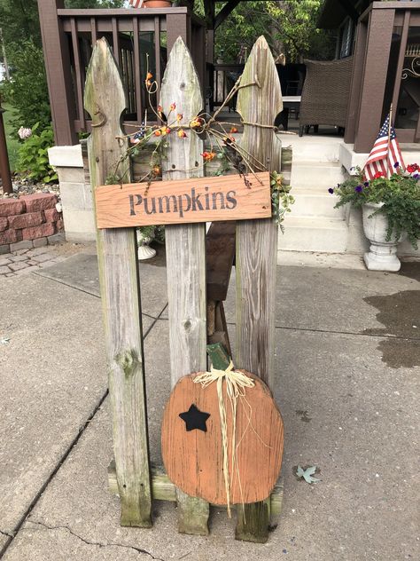 Diy Fall Pallet Projects, Wood Slat Pumpkins, Fall Outdoor Wood Decor, Picket Fence Crafts Fall, Fall Picket Fence Decorating Ideas, Fall Fence Decor, Primitive Fence Ideas, Fall Shutter Crafts, Fall Fence Picket Projects