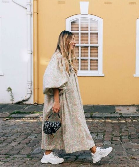 Drumroll, Please: The First It Dress of 2019 Has Emerged Pinterest Trends, Mode Kimono, Oversized Dress, Abaya Fashion, Casual Street Style, Looks Style, Smock Dress, Trending Dresses, 70s Fashion