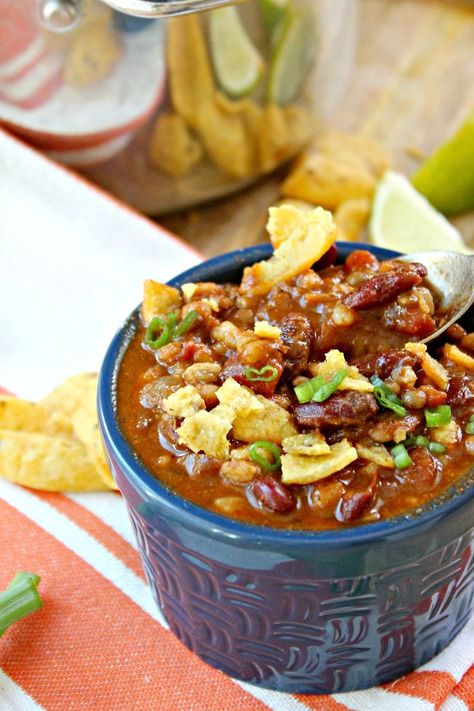 Vegetarian Lentil & Farro Chili! This easy vegetarian chili gets an added boost of nutrition from lentils, and a great texture from the addition of farro. The rich flavor and heartiness of this dish is exactly what you need this fall -- you may be surprised when you don't even miss the meat! Farro Chili, Vegetarian Chili Easy, Chili Toppings, Ukrainian Recipes, Kitchen Prep, Vegan Beans, Vegetarian Chili, Prep Kitchen, Easy Vegetarian