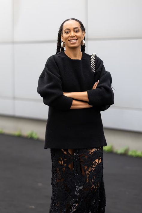 Lace Skirt Outfit, Solange Style, Solange Knowles Style, Solange Knowles, Crochet Skirt, Street Style Chic, Skirt Outfit, Lace Pattern, Oversized Sweater