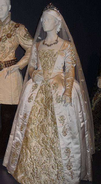 Jane Seymour's  (Queen of England, 3rd wife of King Henry VIII) wedding dress.  You can King Henry's wedding outfit too. Tudor Fashion, Dressed In White, Tudor Era, King Henry Viii, Tudor History, Estilo Real, King Henry, Jane Seymour, Henry Viii