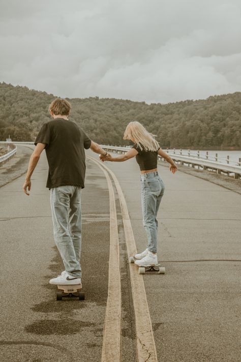 Couples Skateboard Photoshoot, Roller Skate Couple Photoshoot, Roller Skating Engagement Photos, Longboard Photoshoot, Skater Couple Aesthetic, Fun Couple Photoshoot Creative, Skateboard Photoshoot, Skateboarding Couples, Skateboard Couple