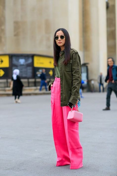 Un pantalon rose fuchsia avec une veste kaki Outfit Pantalon Rose, Fuchsia Outfit, Blazer Rose, Pantalon Rose, Look Rose, Pull Rose, Look Jean, Spring Inspo, Pink Fits