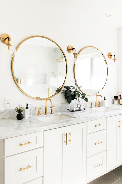 Gold Bad, All White Bathroom, White Marble Bathrooms, Modern Toilet, Interior Minimalista, Bad Inspiration, Gold Bathroom, Bathroom Light Fixtures, Marble Bathroom