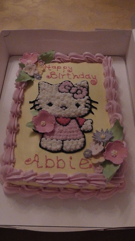 Hello Kitty Birthday Gateau Hello Kitty, Baking Pics, Hello Kitty Birthday Theme, Beauty And The Beast Wedding Theme, Kitty Birthday Cake, Butter Cream Icing, Hello Kitty Birthday Cake, Sugar Paste Flowers, Hello Kitty Decorations