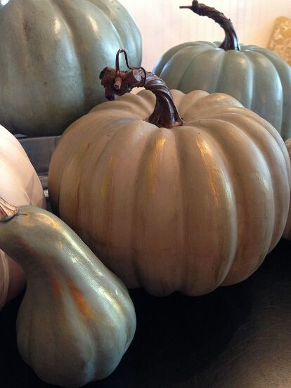 Unusual Kitchens, Elegant Eclectic, Refinished Vintage Furniture, Pumkin Decoration, Shabby Chic Fall, Homemade Chalk, Pumpkin Topiary, Plastic Pumpkins, Pretty Pumpkins