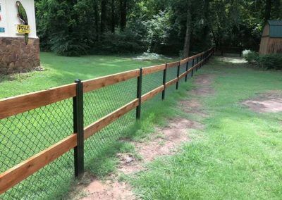 Split Rail Fence Alternative (Modern Ranch Rail System) Modern Split Rail Fence, Split Rail Fence Ideas, Ranch Rail Fence, T Post Fence, Building Fence, Fences Alternative, Fence Building, Steel Fence Posts, Ranch Fencing