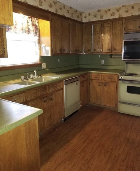 Big Apartment Kitchen, Post Modern 80s Interior Design, 60s House Aesthetic, Byers House, 2000s Kitchen, Nice Big Houses, Nostalgic Kitchen, 1980s Kitchen, 60s House