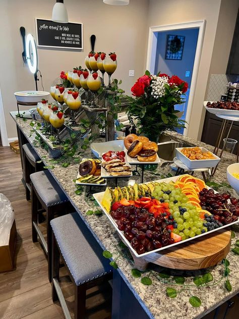 Breakfast Bar Display Ideas, Food And Drink Display, Home Brunch Party Ideas, Brunch After Dark Party, Ladies Breakfast Ideas Decor, Mother’s Day Brunch Table Setup, Brunch Ideas For A Party, Confirmation Brunch Ideas, Wedding Breakfast Buffet Ideas