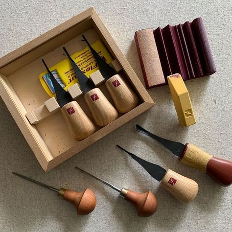 Mary Ann Testagrossa l Linocut Printmaker on Instagram: "Today’s prompt for #marchmeetthemaker is ✨MATERIALS✨ I’ve tried lots of different materials for linocut printing in five years. Here are my current favorites: Carving tools - Pfeil and Flexcut Blocks - grey linoleum, golden linoleum and Japanese vinyl Paper - Stonehenge Inks - Caligo Safewash and Cranfield oil based ink Brayers - Speedball soft rubber A lot of miscellaneous tools are used in printing: brushes, palette knives, poi Wood Printmaking, Linocut Tools, Linocut Printing, Art Studio Space, In Five Years, Wishlist 2024, Relief Printing, Linocut Art, Relief Print