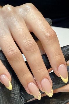 Yellow Nails Design, April Nails, Pastel Nails Designs, Manikur Kuku, Easter Nail, Spring Acrylic Nails, Cute Spring Nails, Daisy Nails, May Nails