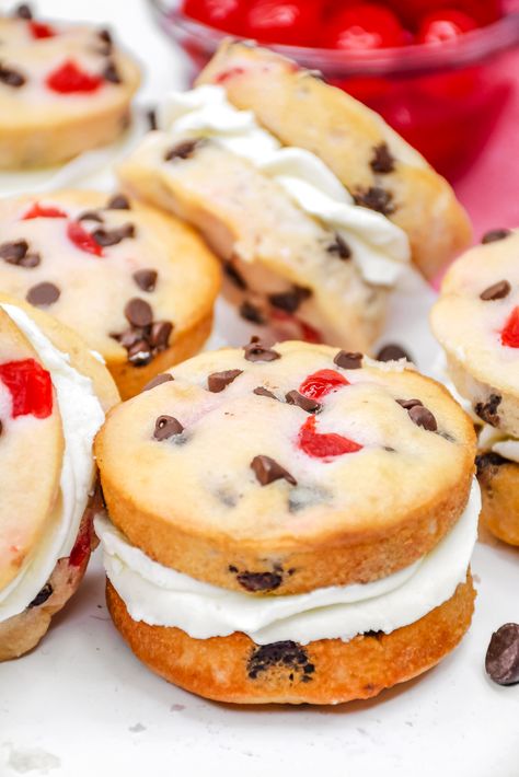 Fans of Ben & Jerry's will love this delicious cherry garcia whoopie pies recipe. They taste just like the classic ice cream treat! Whoopie Pie Pan, Whoopie Pies Recipe, Whoopee Pie, Cherry Recipes Dessert, Cherry Garcia, Whoopie Pie Recipe, Box Recipes, Whoopie Pie, Coffee Box