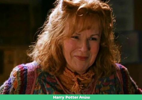 She sends me gifts all the time I hlgo over to the burrow without being invited she doesn't care tho Female Harry Potter, Harry Potter Scrapbook, The Weasleys, Julie Walters, The Flowers Of Evil, Weasley Family, Hp Characters, Harry Potter Icons, Harry Potter Dr