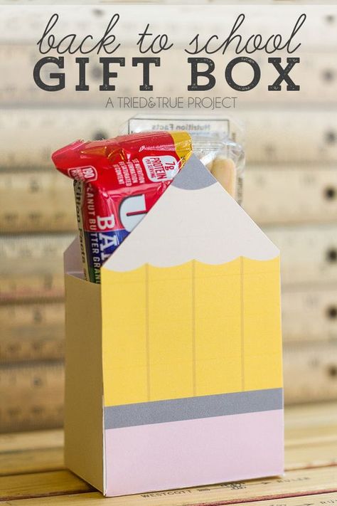 Make this Back To School Pencil Gift Box filled with yummy snacks to celebrate your kids' first day back! Includes free pattern. Back To School Paper Crafts, School Box Ideas, Back To School Diy Crafts, Back To School Cricut Ideas, Diy Back To School Crafts, School Craft Ideas, Gift Box Template Free, Pencil Decoration, School Boxes