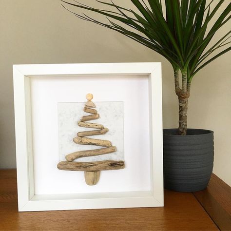 Driftwood Christmas Decorations, Driftwood Tree, Driftwood Signs, Driftwood Christmas Tree, Beach Themed Crafts, Driftwood Diy, Driftwood Art Diy, Coastal Christmas Decor, Pebble Art Family