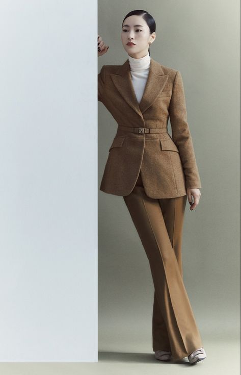 Minimal Outfit Winter, Fall Collection 2022, Jeon Yeobeen, Italian Chic, Korean Casual Outfits, Woman Suit Fashion, Muslimah Fashion Outfits, Uniform Fashion