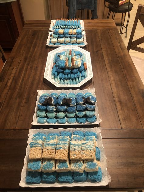 Blue Dipped Rice Krispie Treats, Bluey Theme Chocolate Covered Pretzels, Eatable Glitter, Blue Rice Crispy Treats, Blue Treats, Chocolate Dipped Pretzel Rods, Cups Recipes, Rice Crispy Treats Recipe, Dipped Pretzel Rods