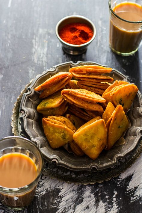 Spicy Crackers, Diwali Snacks, Hebbar's Kitchen, Puri Recipes, Indian Appetizers, Dry Snacks, Gujarati Food, Diwali Food, Savory Bread