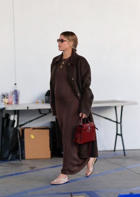 See all of Sofia Richie’s chic maternity looks ahead of welcoming her baby girl Western Fall Maternity Outfits, Sofia Richie Maternity Style, Arielle Charnas Pregnancy Style, French Maternity Style Winter, Dressy Maternity Outfits For Winter, Stylish Pregnant Outfits, Jeanne Damas Pregnant, Bau Outfits, Cool Girl Pregnancy Style