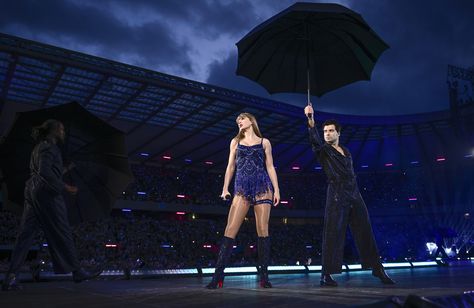 Taylor Swift backup dancer video goes viral Backup Dancer, New Taylor Swift, Kate Middleton Prince William, Power Pop, Taylor Swift The Eras Tour, Swift Photo, Taylor Swift Concert, Taylor Swift Wallpaper, Charli Xcx