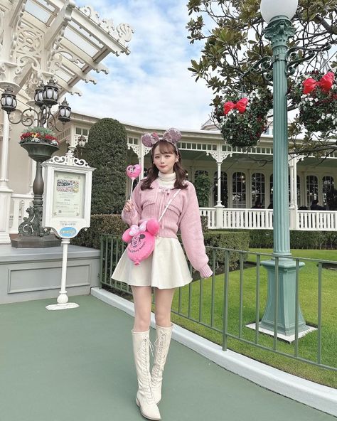 Tokyo Disneyland Outfit, Disneyland Outfit Spring, Hongkong Outfit, Amusement Park Outfit, Disney Fits, Japan Outfits, Japan Winter, Cute Disney Outfits, Disneyland Outfits