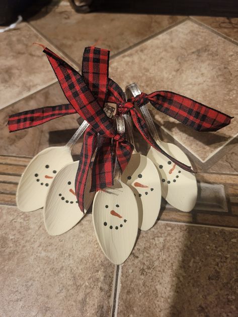 Hand Painted Snowman Spoon Ornaments - Etsy Painted Spoons Ornaments, Snowman Spoons, Vintage Spoon Jewelry, Plastic Spoon Crafts, Upcycled Spoons, Spoon Ornaments, Small Wooden Spoons, Spoon Craft, Painted Spoons