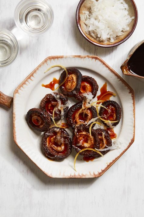 When you find fresh large, plump donko shiitake mushrooms in the market, simply broil them with a little sake and serve them with grated daikon and ponzu dressing. This is the simplest and the most appealing way to enjoy the true flavor of fresh shiitake mushrooms. Ponzu Recipe, Shiitake Mushroom Soup, Yakitori Recipe, Shiitake Mushrooms Recipes, Ramen Ingredients, Grilled Sardines, Vegetarian Main Course, Food Resources, Bacon On The Grill