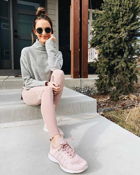 lauren sims instagram round-up Pink Leggings Outfit, Casual Teacher Outfits, Yogapants Outfit, Lauren Kay Sims, Athleisure Outfit, Outfit Gym, Tennis Shoes Outfit, Black Leggings Outfit, Yoga Pants Outfit Aesthetic