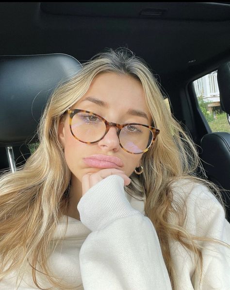 Blonde With Glasses, Glasses For Oval Faces, Glasses For Round Faces, Cute Glasses Frames, Glasses Outfit, Glasses Frames Trendy, Glasses Inspiration, Chic Glasses, Big Glasses