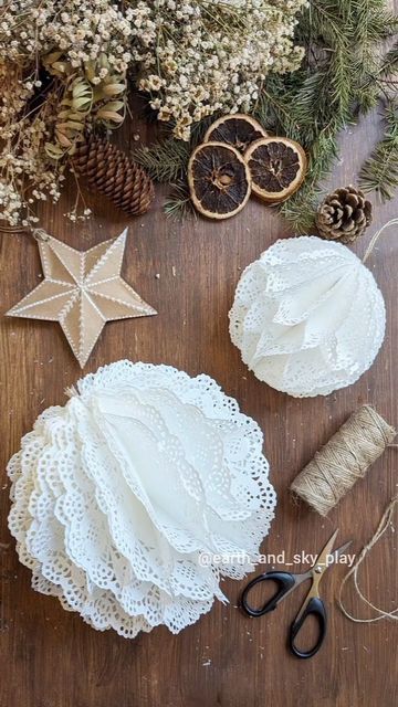 Diy Christmas Paper Decorations, 3d Paper Stars, Paper Doily Crafts, Small Doilies, Doily Crafts, Stars Garland, Anna Craft, Diy Christmas Paper, 3d Paper Star