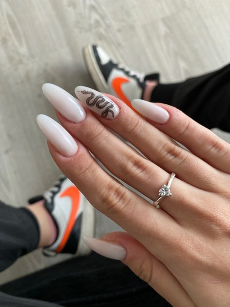 Nails Badem, Nails With Snake Design, Nails With Snake, Snake Nail Art, Long Nails Almond, Snake Nails, Ongles Beiges, Snake Skin Nails, Snake Nail