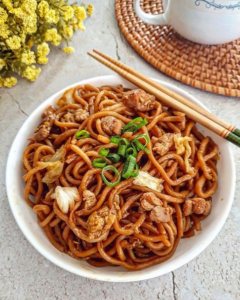 Mi Goreng, Fried Noodles Recipe, Kecap Manis, Soy Recipes, Joy Of Cooking, Energy Bites, Culinary Skills, Flavorful Recipes, Sweet Savory