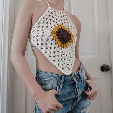 Free crochet sunflower halter top tutorial 🌻🌻 Regular Granny Square, Tcddiy Crochet, Free Crochet Sunflower, Halter Top Tutorial, Inspo Looks, Sunflower Granny Square, Crochet Festival Top, Crochet Bodycon Dresses, Halter Pattern