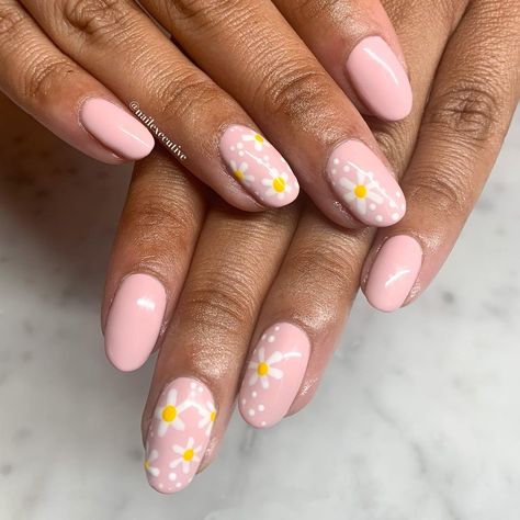 Kelley Baker • Nails & Resumes on Instagram: “Daisy nail art on Shibani’s natural nails 🤍🌼🤍. I have had a crush on her natural nails since she first came to see me and it’s great to see…” Baker Nails, Crush On Her, Daisy Nail Art, Daisy Nails, A Crush, Having A Crush, See Me, Natural Nails, Daisy