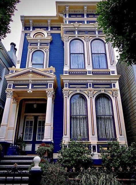 Victorian House Colors, Victorian Homes Exterior, Victorian Exterior, Victorian Style Homes, San Francisco Style, Victorian Townhouse, Modern Architecture Building, Interior Minimalista, Victorian Architecture