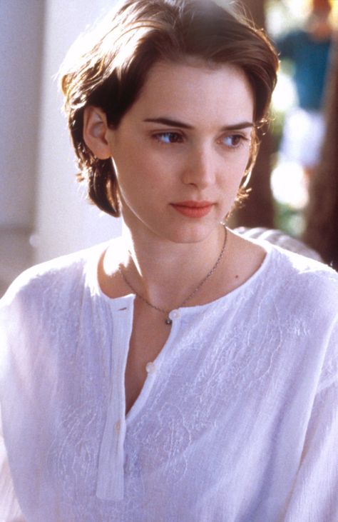 Winona Ryder’s New Netflix Series and Her Best ’90s Beauty Moments - Vogue Winona Ryder Hair, Winona Ryder 90s, 90s Beauty, Marc Jacobs Beauty, 90s Hairstyles, New Netflix, Winona Ryder, 짧은 머리, Short Haircut