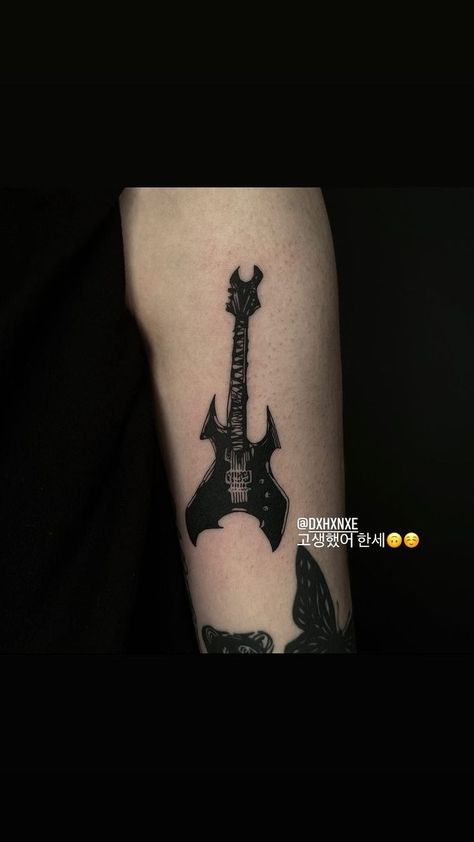 Guitar Tattoo On Back, Rock Star Tattoo Ideas, Cool Guitar Tattoos, Rock Music Inspired Tattoos, Electric Guitar Tattoos, Guitar Hero Tattoo, Metallica Tattoo Women, Guitar Tatoos Ideas, Gibson Guitar Tattoo