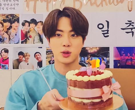 VLIVE 201204 Jin With Cake, Jin Birthday Cake, Bts Jin Birthday Picture, Jins Birthday, Kim Seokjin Birthday, Jin Birthday, Bts Birthday, Mochi Jimin, Jin Wwh