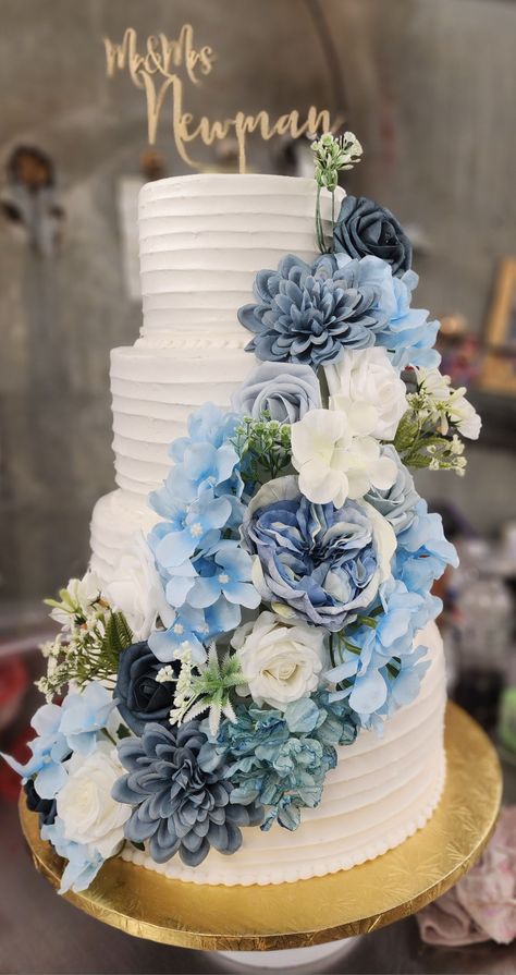 Shades of blue tier cake Shades Of Blue Wedding Cake, Blue And White Cake Design, Shades Of Blue Cake, Wedding Cake Dusty Blue, Blue And White Wedding Cake, Brown Wedding Cakes, Wedding Cake Blue, Hydrangea Cake, White And Gold Wedding Cake