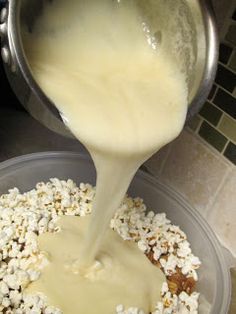 Toffee Popcorn Recipe, Popcorn Balls Recipe, Homemade Caramel Corn, Popcorn Recipes Easy, Toffee Popcorn, Caramel Corn Recipes, Popcorn Treats, Candy Recipes Homemade, Snack Mix Recipes