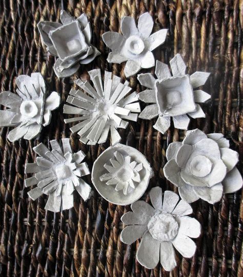 https://flic.kr/p/dvByyg | egg carton flowers | <a href="http://JaneVille.blogspot.com" rel="nofollow">JaneVille.blogspot.com</a> Then brighten them up with your choice of paints and ether attach to a stick (painted green) as a flower or on a card, book mark, ect. Projects With Egg Cartons, Egg Carton Art, Jane Lafazio, Karton Design, Egg Carton Flowers, Virkning Diagram, Egg Cartons, Fleurs Diy, Egg Carton Crafts