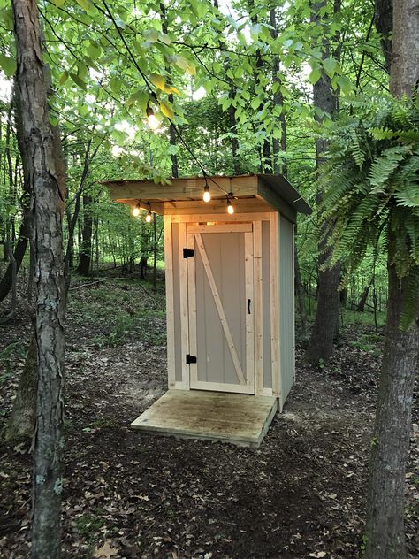 Outhouse Bathroom Ideas, Outdoor Toilet Ideas, Cute Outhouse, Tough Shed, Outhouse Design, Outhouse Plans, Outhouse Bathroom, Compost Toilet, Outdoor Shower Enclosure