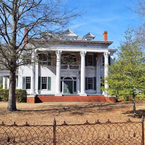 Antebellum Homes Interior, Old Mansions For Sale, Southern Antebellum Homes, Southern Mansions, Southern Architecture, Antebellum Homes, Classic House Exterior, Historical Homes, Old Houses For Sale