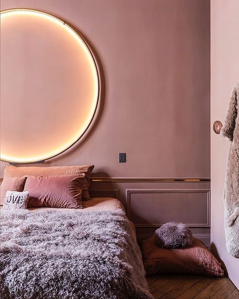 Ressource sur Instagram : CLAIRE DE LUNE Une couleur très positive, liée au romantisme et à la sensualité, le vieux rose n’est pas passé de mode. Il se réinvente… Mauve Bedroom, Lavender Bedding, Boutique Interior Design, Up House, Online Interior Design, Decoration Inspiration, Interior Architect, Interior Color, Apartment Interior