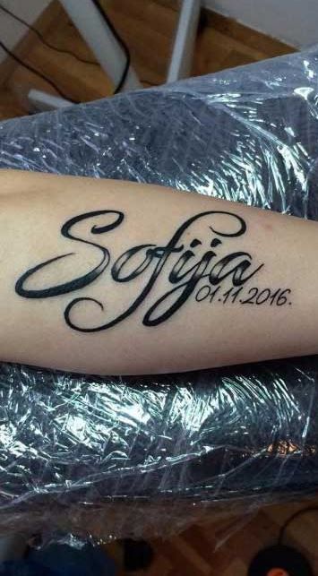 Name Tattoos Designs, Tattoo Name Ideas, Forearm Name Tattoos, Tattoo Leo, Daughters Name Tattoo, Tattoo Bar, Best Tattoo Ideas For Men, Kid Name Tattoo, Baby Name Tattoos