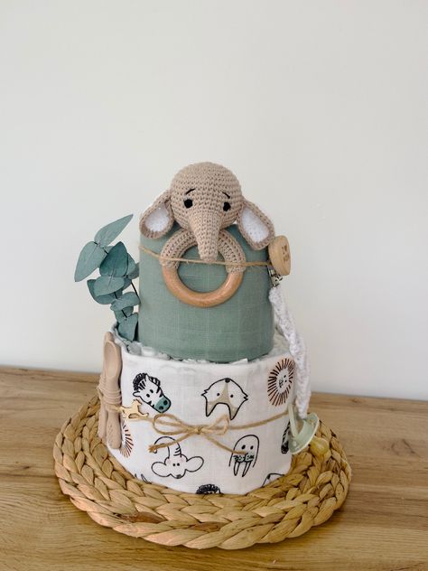 🤍This beautiful, handmade diaper cake is the perfect gift for a birth or baby shower! It consists of 24 size 2 diapers and is lovingly decorated with muslin cloths and eucalyptus. 🤍Contents: -24 diapers (size 2) -2 muslin cloths (70 x 70 cm) -Eucalyptus -Braided coaster as a tray 🤍Extras: -Dummy -Handmade pacifier chain, personalized on request -2 learning spoons -crocheted rattle "Elephant" 🤍The following variations can be ordered: -Diaper cake without extras -Diaper cake with extras, without rattle -Diaper cake with extras plus rattle, the pacifier chain can be personalized with the baby's name 🤍The color of pacifier and spoon may vary (neutral colors). 🤍Since this is a handmade product, the diaper cake delivered may have small differences from the cake in the pictures. 🤍I use rea Baby Shower Gift Ideas For Boys, Diaper Cakes For Baby Boy, Diaper Cake For Girl, Small Diaper Cakes, Diaper Cake Girl, Baby Boy Diaper Cake, Baby Shower Garcon, Mini Diaper Cakes