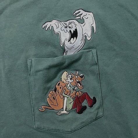 Fii Puternic, Scooby Doo Mystery, Brown T Shirt, Pocket Tee Shirts, Enamel Pin Badge, Painted Clothes, Vintage Cartoon, Mode Vintage, Pocket Tee